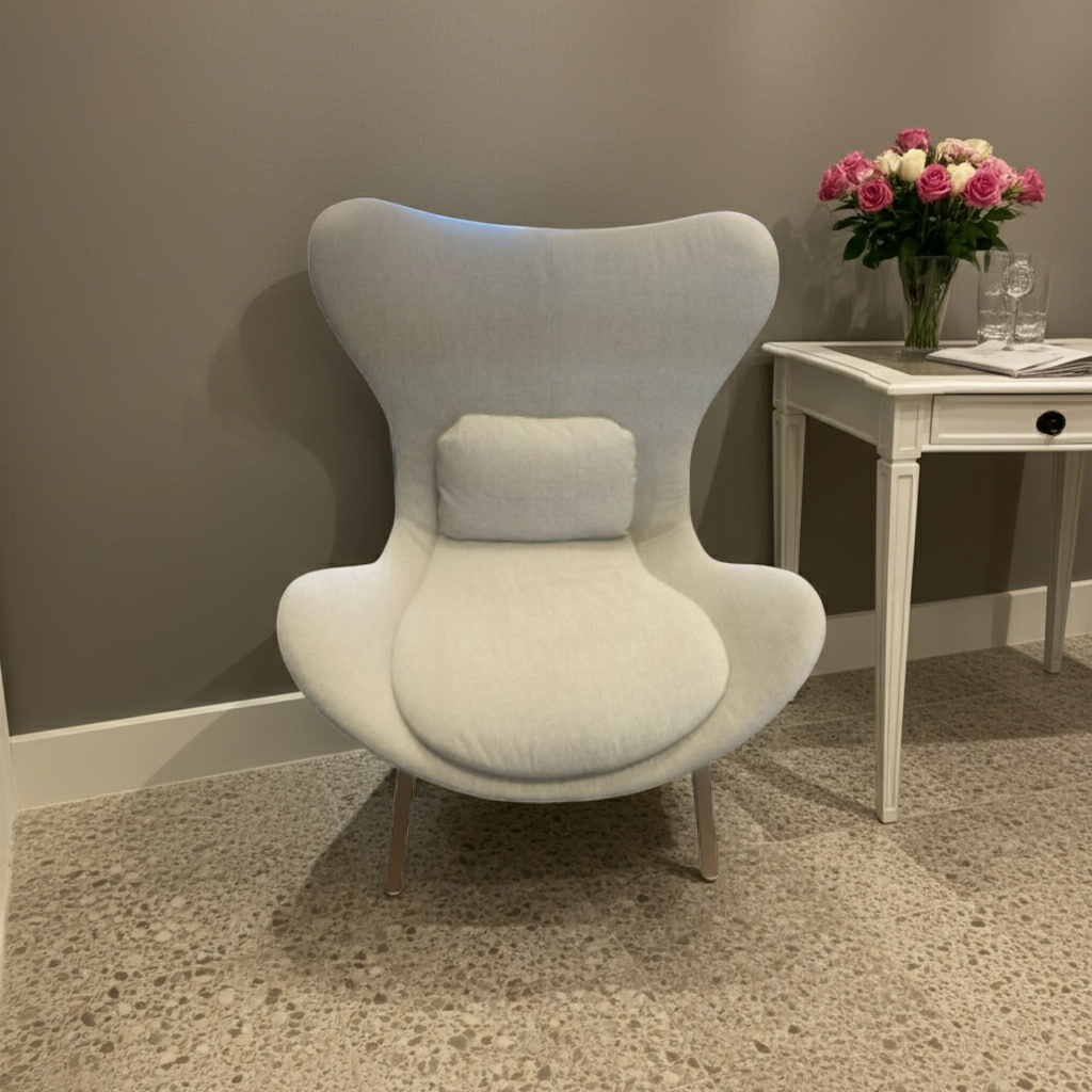 Poltrona Lazy in legno di frassino e tessuto beige