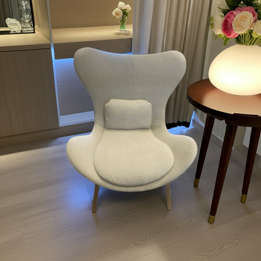 Poltrona Lazy in legno di frassino e tessuto beige
