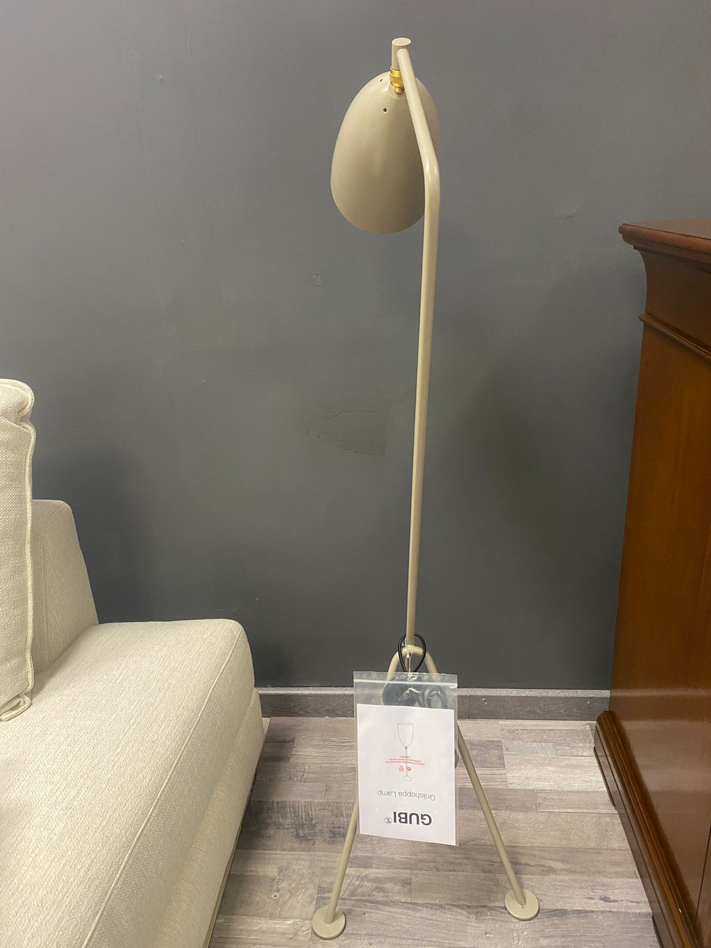 Lampada da terra Grässhoppa in alluminio — Gubi