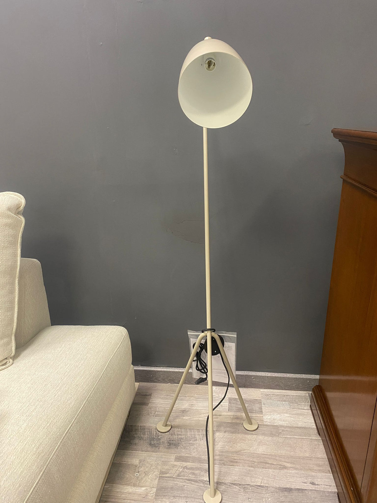 Lampada da terra Grässhoppa in alluminio — Gubi