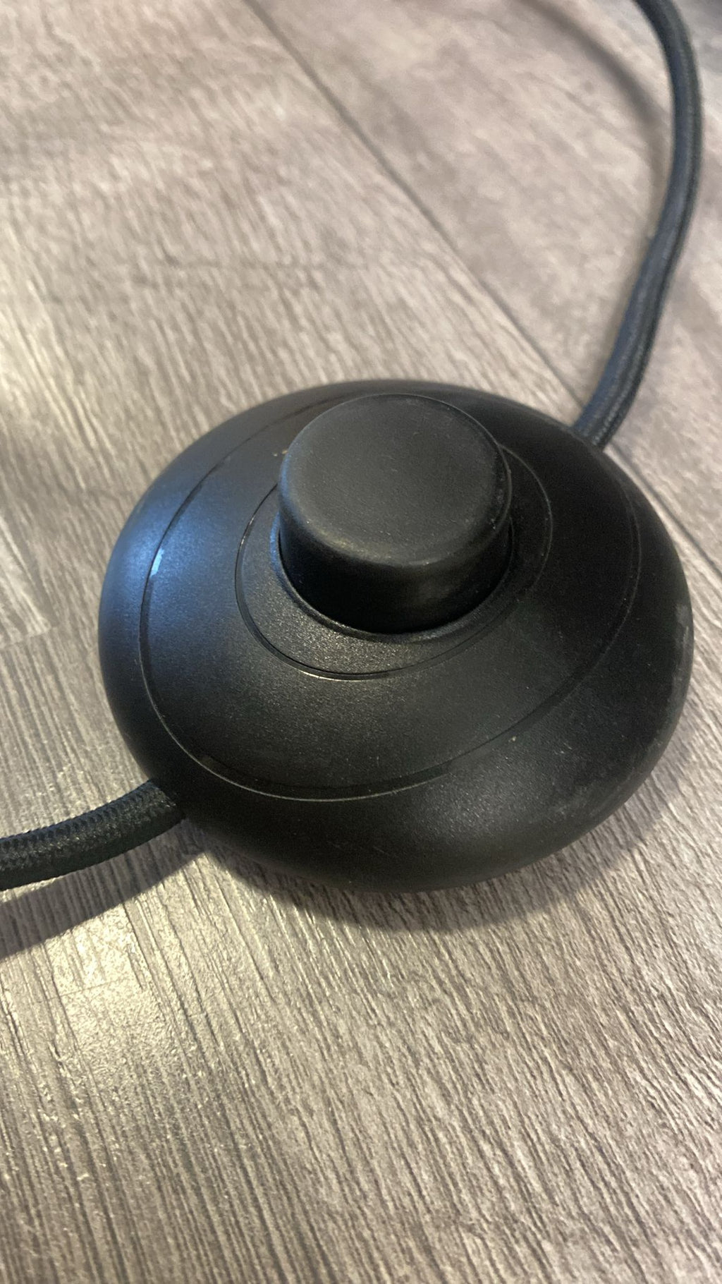 Lampada da terra Grässhoppa in alluminio — Gubi