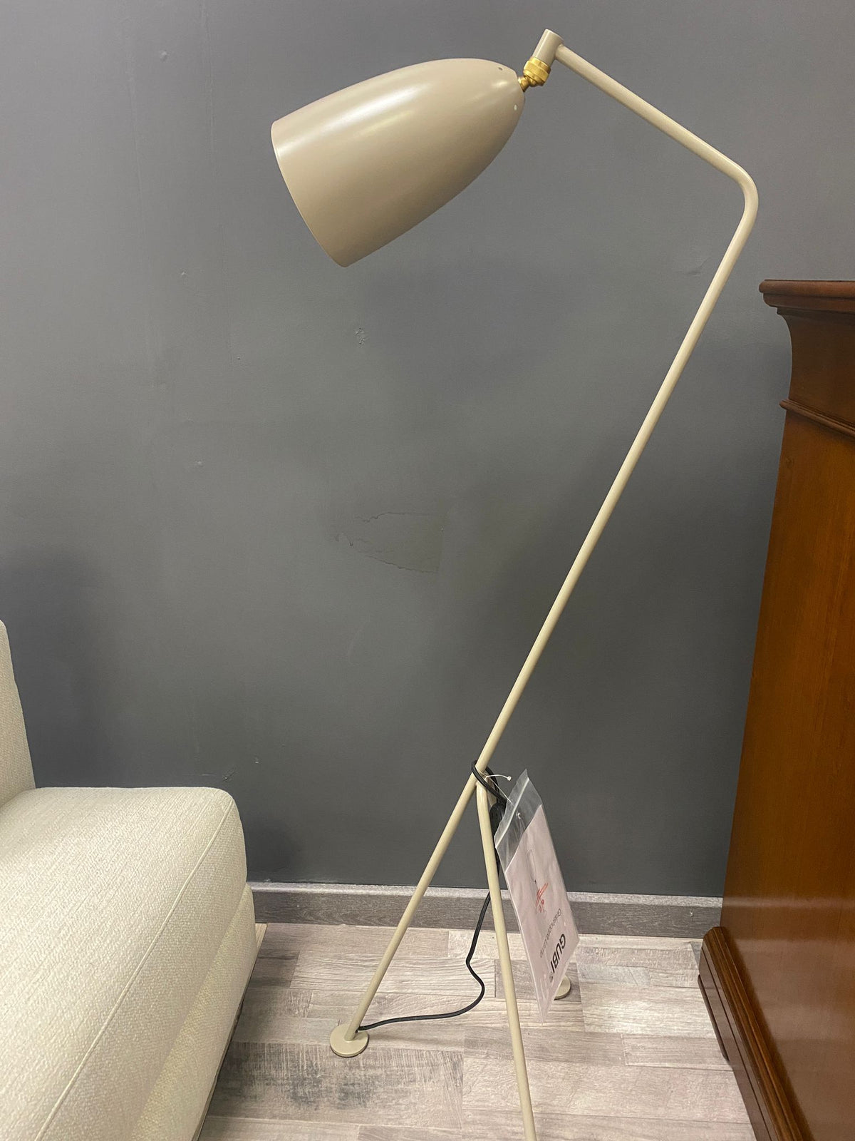 Lampada da terra Grässhoppa in alluminio — Gubi