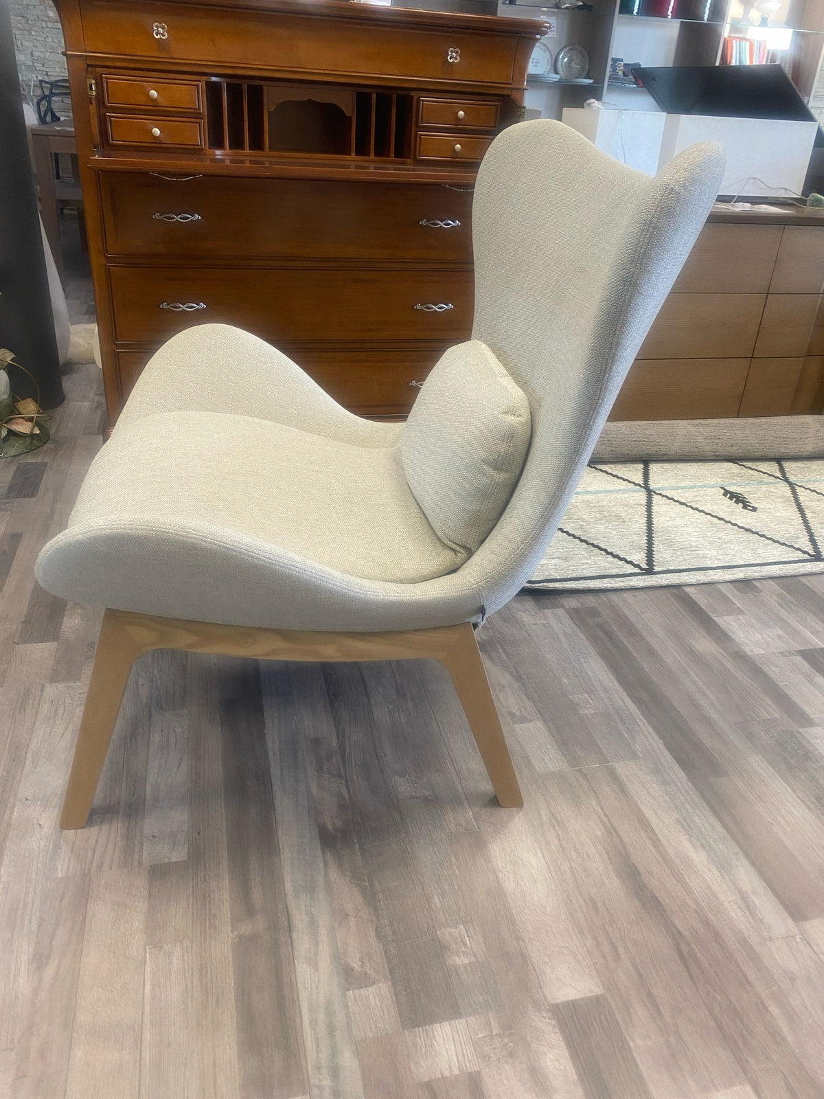Poltrona Lazy in legno di frassino e tessuto beige