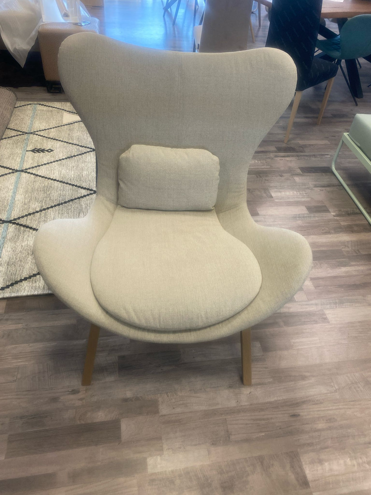 Poltrona Lazy in legno di frassino e tessuto beige