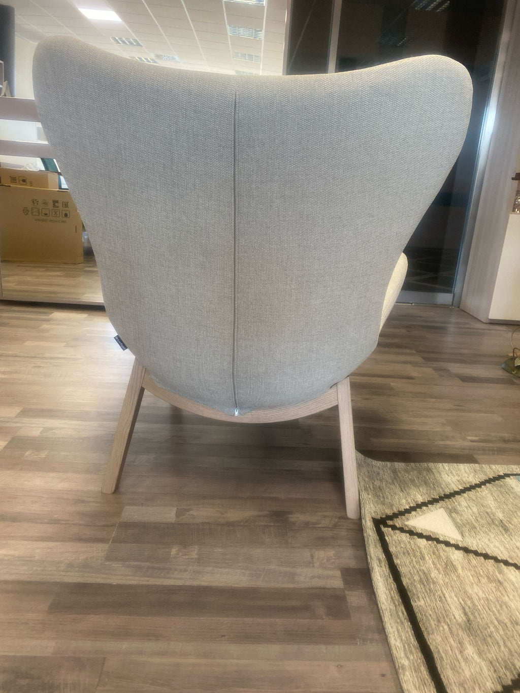 Poltrona Lazy in legno di frassino e tessuto beige