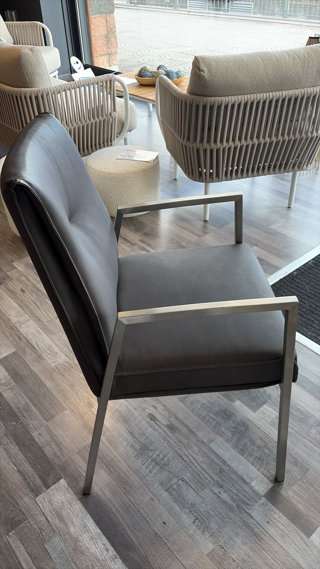 Sedia con braccioli imbottita Romy — Calligaris