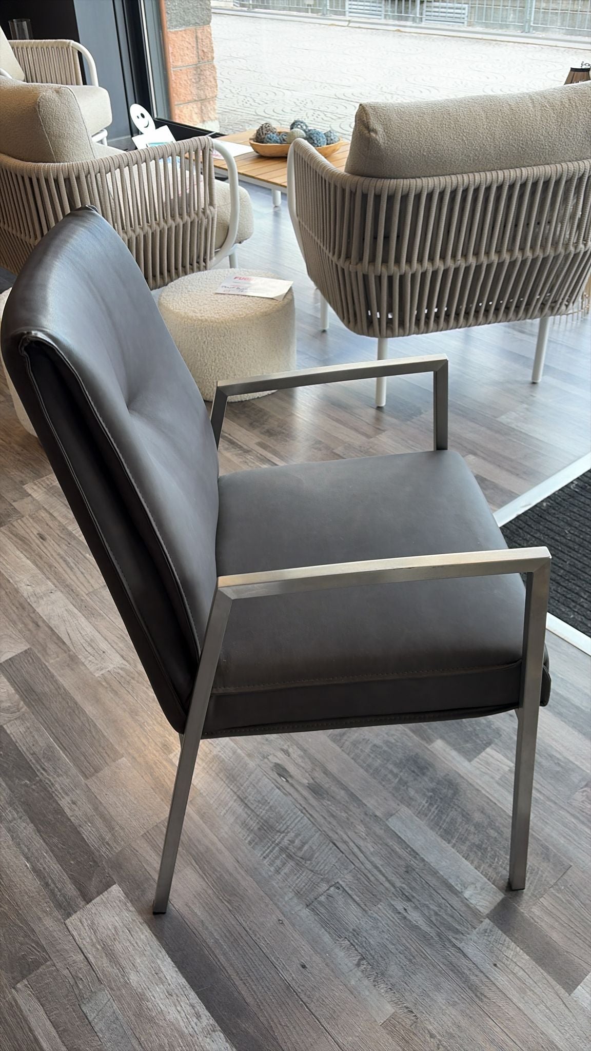 Sedia con braccioli imbottita Romy — Calligaris