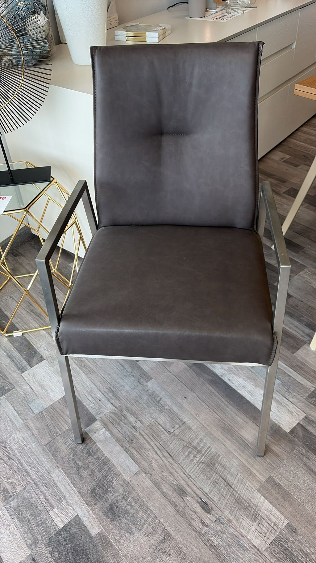 Sedia con braccioli imbottita Romy — Calligaris