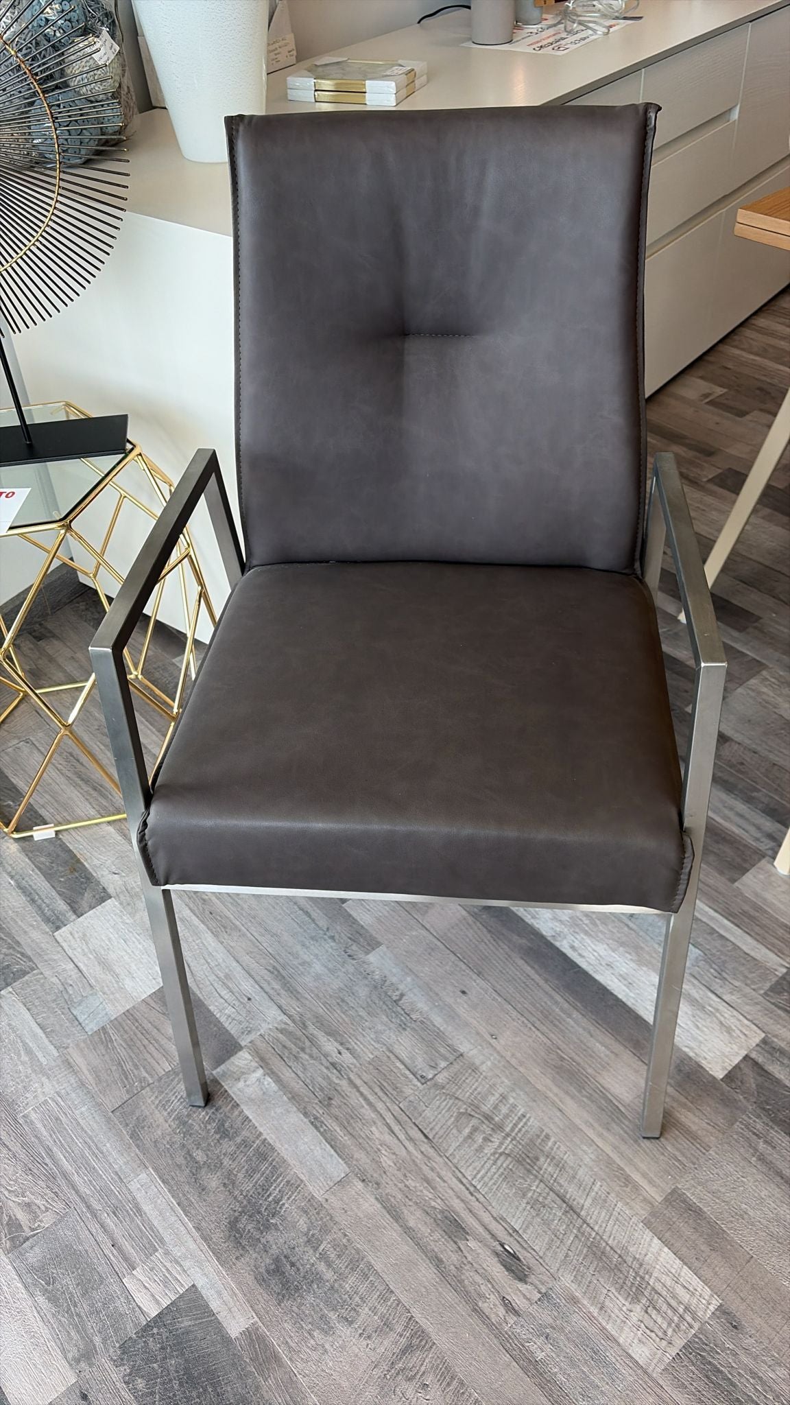 Sedia con braccioli imbottita Romy — Calligaris